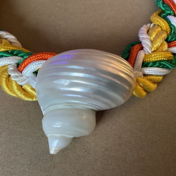 VINTAGE 18" CHUNKY NECKLACE CHOKER WHITE SEA SHELL Seashell Orange Green Yel Whi - Picture 3 of 11